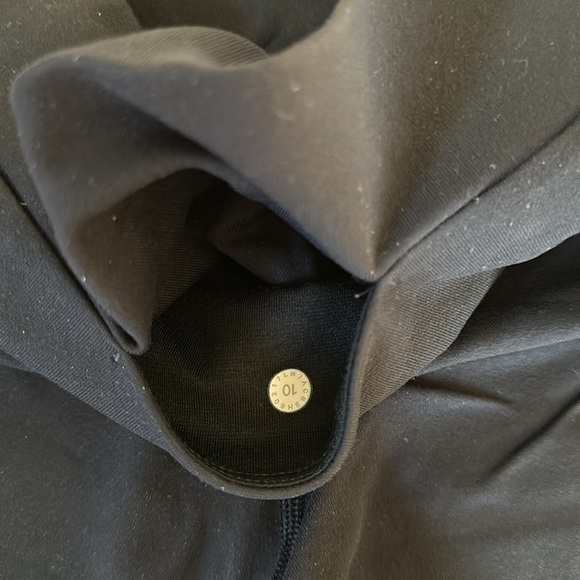 Lululemon Wunder Under Shorts 10 - Picture 3 of 4